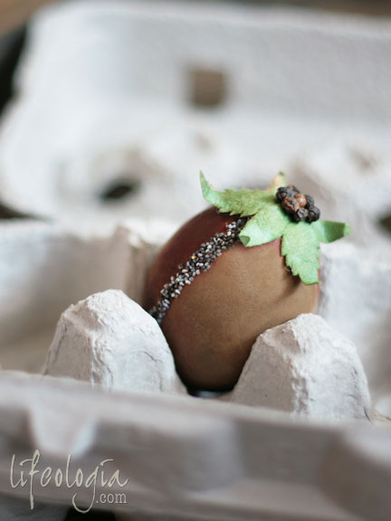 IMG_5779-egg-decorating-natural-with-leaf